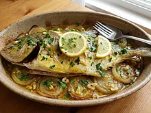 Sierra al horno con cebolla y ajo