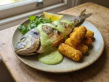 Dorada al horno con salsa de aguacate