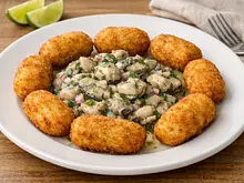 Ostiones con croquetas de papa y camarón