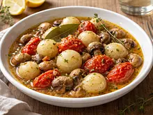 Cebollas Guisadas con Jitomate, Champiñones y Vino Blanco