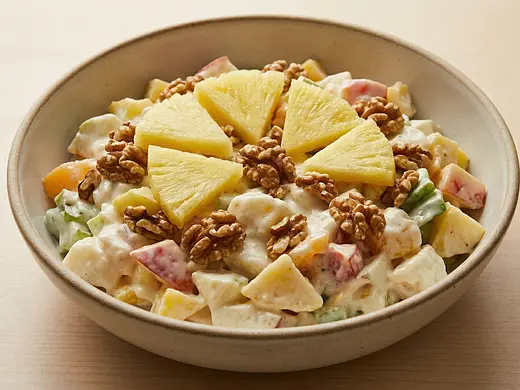 Ensalada de frutas cremosa con aderezo casero