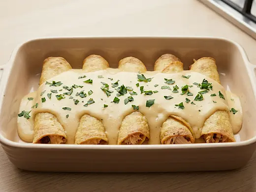Taquitos de pollo horneados en salsa de queso