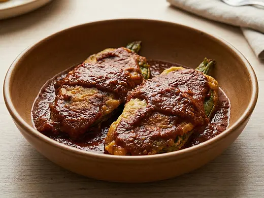 Nopalitos rellenos de queso en salsa de chile ancho