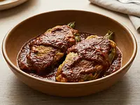 Nopalitos rellenos de queso en salsa de chile ancho