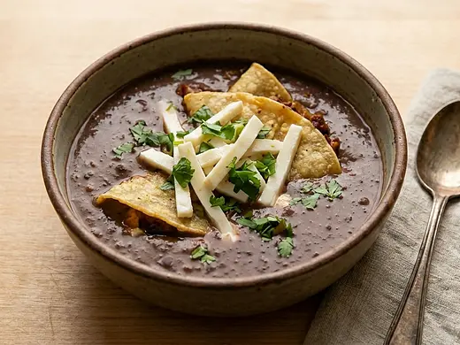 Sopa de frijoles con tortillas fritas rellenas
