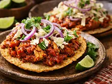 Tostadas de pollo en adobo de guajillo y naranja