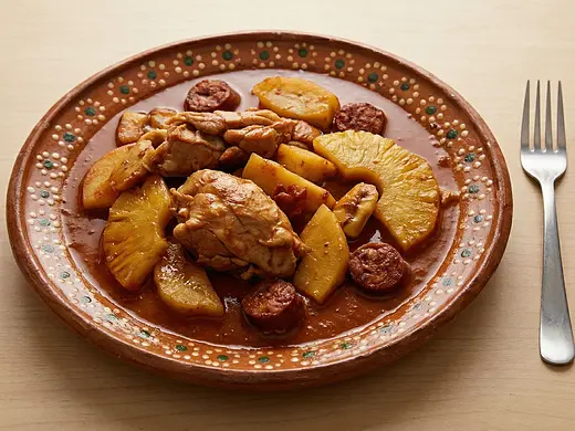 Manchamanteles oaxaqueño de pavo y frutas