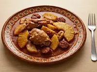 Manchamanteles oaxaqueño de pavo y frutas