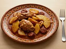 Manchamanteles oaxaqueño de pavo y frutas