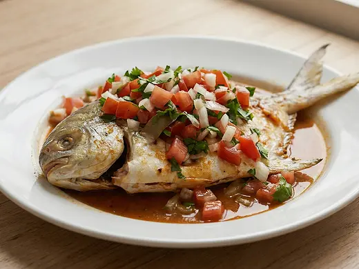 Pámpano envuelto en hoja de plátano