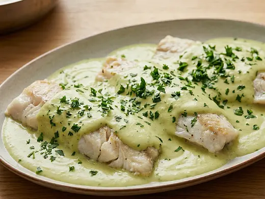 Pescado en salsa cremosa de aguacate