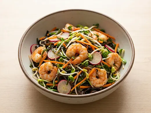 Ensalada de camarones con vegetales