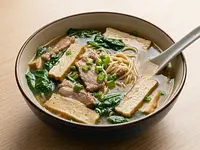 Sopa de tan-fu y espinacas con cerdo