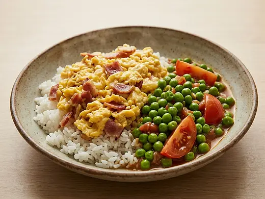 Arroz frito con huevo, tocino y chícharos