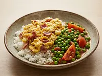Arroz frito con huevo, tocino y chícharos