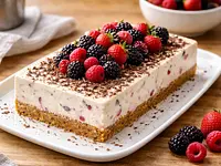 Postre cremoso de frutos rojos y chocolate blanco