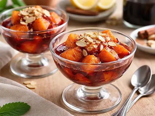 Duraznos al Vino Tinto con Canela y Almendras