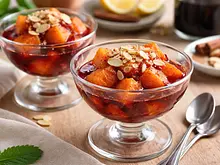 Duraznos al Vino Tinto con Canela y Almendras